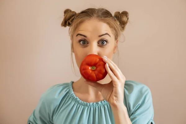 Portret Uroczej Zabawnej Kobiety Trzymającej Tomato Toned Obraz — Zdjęcie stockowe