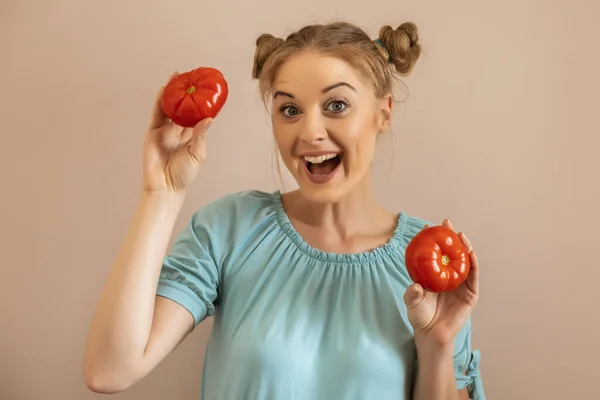Portret Van Schattige Gelukkige Vrouw Met Tomaten Toned Afbeelding — Stockfoto
