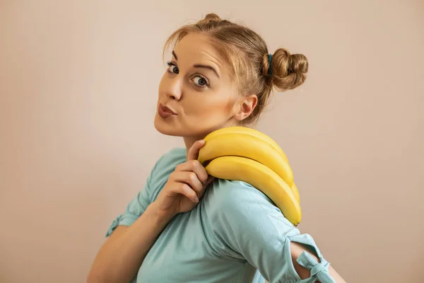 Retrato Linda Mujer Feliz Sosteniendo Bananas Toned Imagen —  Fotos de Stock