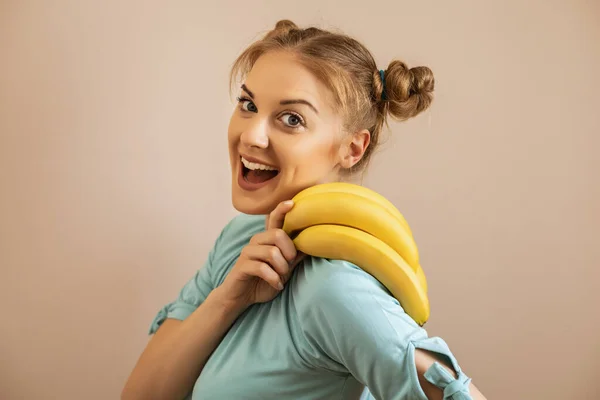 可爱快乐的女人拿着香蕉的画像 — 图库照片