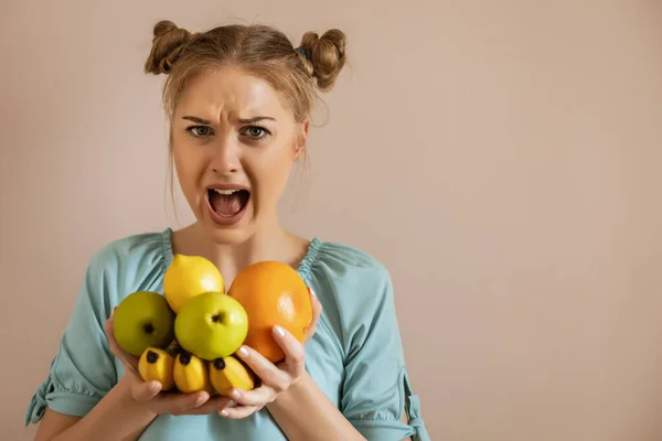 Mulher Irritada Gritando Porque Ela Está Cansada Dieting Toned Imagem — Fotografia de Stock