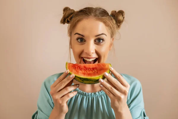 Porträt Von Glücklichen Netten Frau Genießt Essen Watermelon Toned Bild — Stockfoto