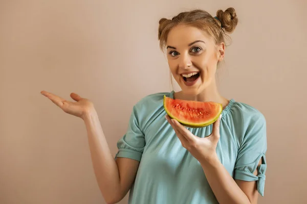 Πορτρέτο Του Ευτυχισμένη Χαριτωμένο Γυναίκα Απολαμβάνει Τρώει Καρπούζι Και Gesturing — Φωτογραφία Αρχείου