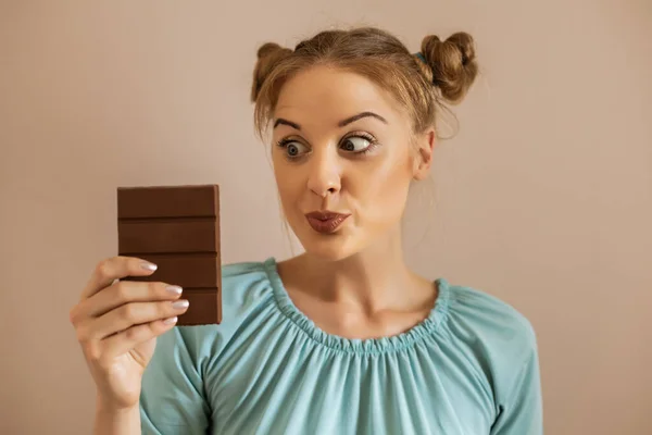 可爱女人的画像 带着对巧克力的渴望 — 图库照片