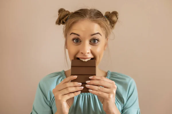 Retrato Mulher Bonita Feliz Gosta Comer Chocolate Toned Imagem — Fotografia de Stock