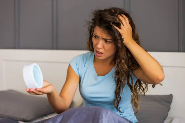 Wütende Frau Schlafanzug Hält Wecker Bett — Stockfoto