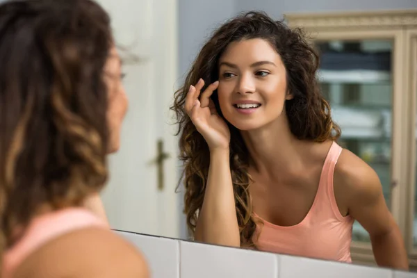 Όμορφη Γυναίκα Κοιτιέται Στον Καθρέφτη Στο Μπάνιο Της — Φωτογραφία Αρχείου