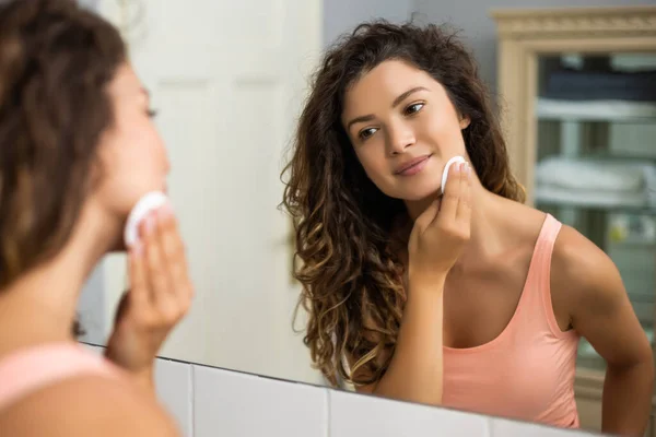 Beautiful Woman Cleaning Her Face Cotton Pad Bathroom — Stock Photo, Image