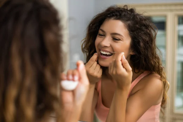 Mooie Vrouw Met Behulp Van Tandzijde Badkamer — Stockfoto