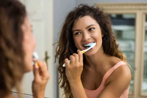 Mooie Vrouw Poetsen Tanden Badkamer — Stockfoto