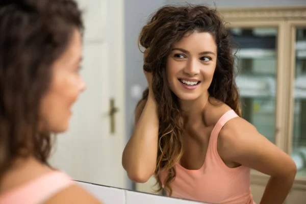 Mooie Vrouw Met Prachtige Lange Krullend Haar Zoek Zichzelf Spiegel — Stockfoto