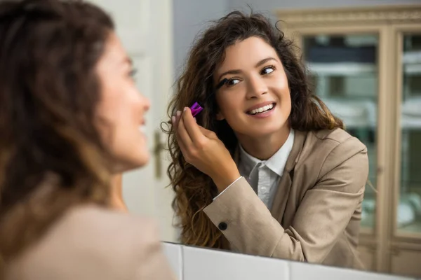 Affärskvinna Applicerar Mascara Medan Han Förbereder Sig För Arbetet — Stockfoto