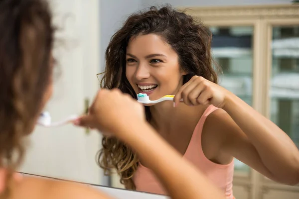 Mulher Bonita Escovando Dentes Banheiro — Fotografia de Stock
