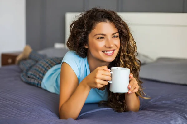 Güzel Bir Kadın Yatağında Kahve Içmekten Hoşlanır — Stok fotoğraf