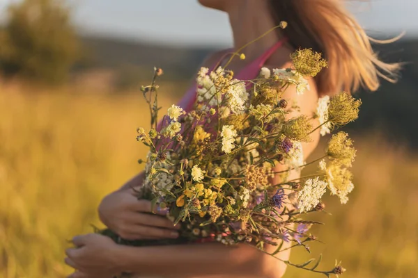 Vrouw Met Boeket Bloemen Geniet Natuur Focus Bloemen — Stockfoto