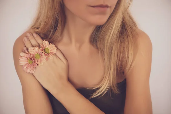 Vrouw Met Mooi Bloemblaadje Van Een Bloem Focus Bloemen — Stockfoto