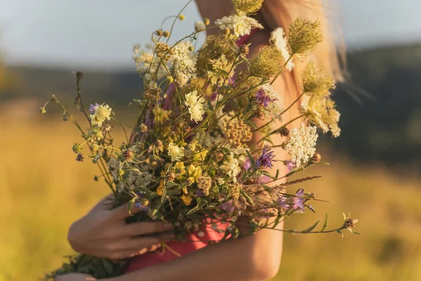 Vrouw Met Boeket Bloemen Geniet Natuur Focus Bloemen — Stockfoto