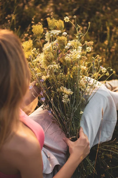 Γυναίκα Κρατώντας Μπουκέτο Λουλούδια Και Απολαμβάνει Ξεκουράζεται Στη Φύση Εστίαση — Φωτογραφία Αρχείου