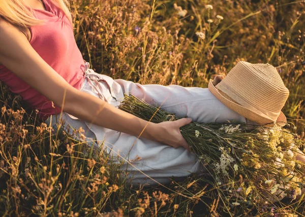 Mujer Sosteniendo Ramo Flores Disfruta Descansando Naturaleza — Foto de Stock