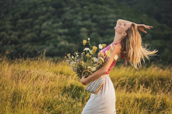 Lycklig Kvinna Som Håller Korg Full Blommor Och Njuter Naturen — Stockfoto