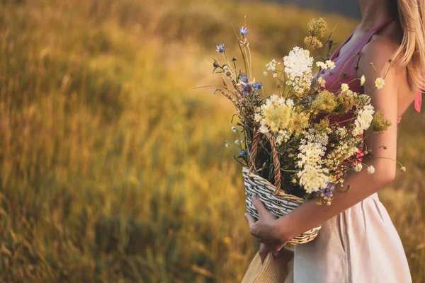 Vrouw Met Mand Met Bloemen Geniet Natuur Focus Bloemen — Stockfoto