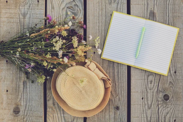 Schöner Blumenstrauß Offenes Notizbuch Und Hut Auf Einem Holztisch — Stockfoto