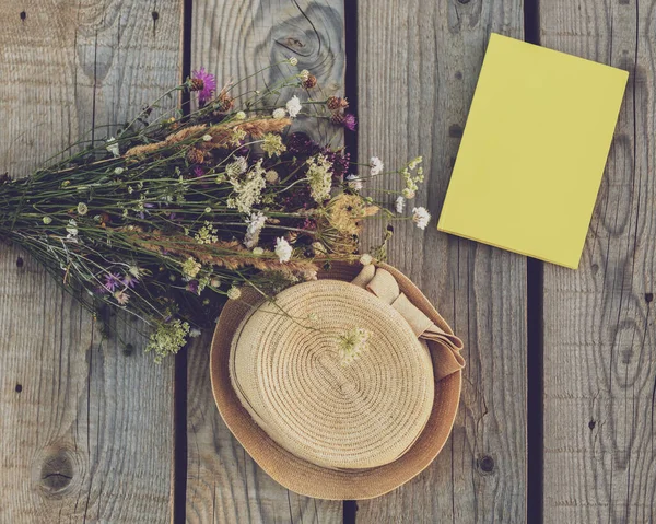 Schöner Blumenstrauß Notizbuch Und Hut Auf Einem Holztisch — Stockfoto