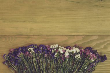 Ahşap arka planda kurumuş güzel çiçeklerin görüntüsü. 