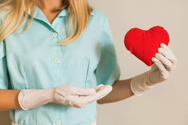 Imagem Enfermeira Médica Segurando Coração Vermelho — Fotografia de Stock