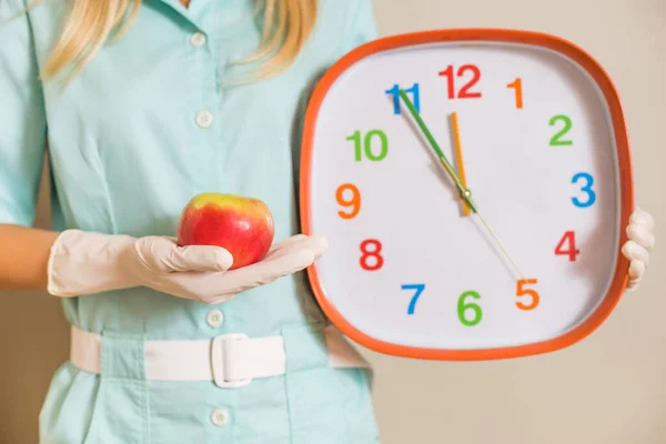 Imagen Del Médico Enfermero Sosteniendo Manzana Reloj Enfoque Manzana —  Fotos de Stock