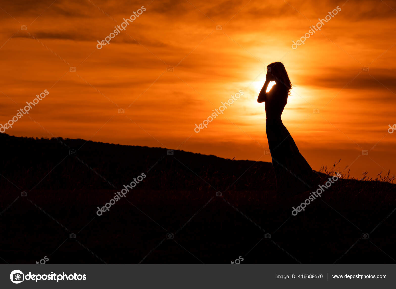 Silhueta de mulher triste preocupado ao pôr do sol