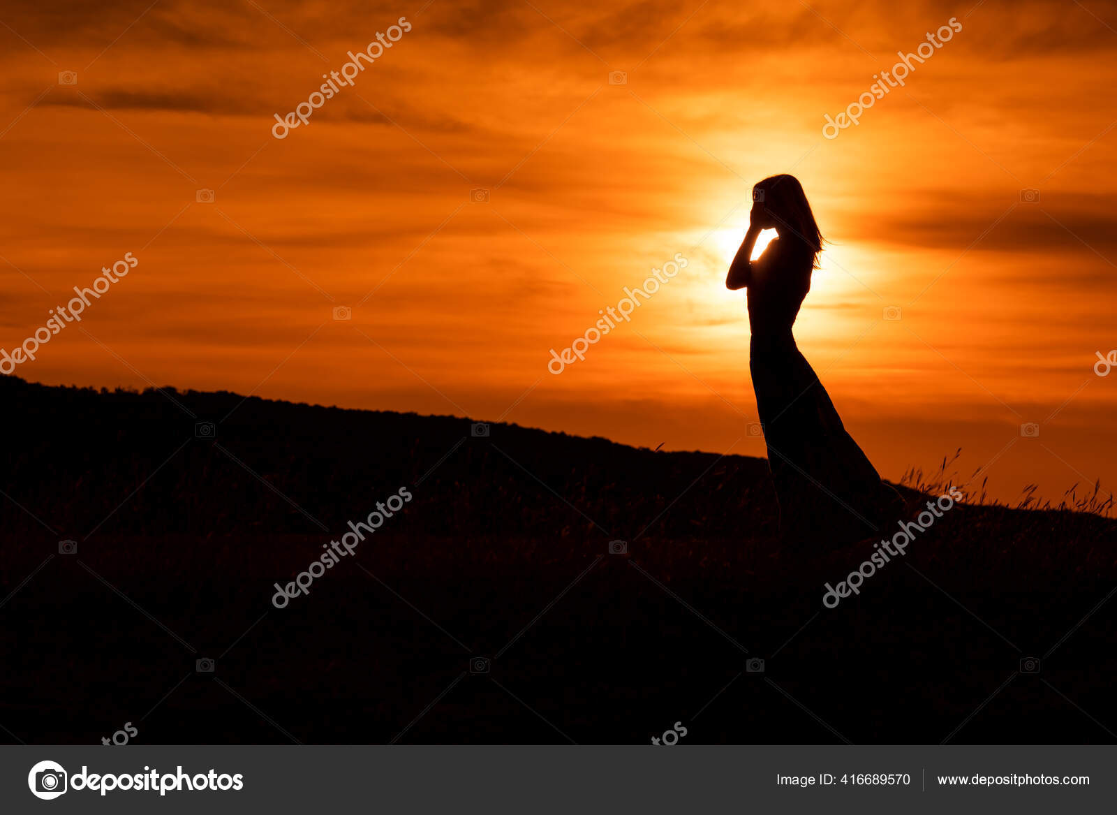 Fundo Triste Mulher Sênior Paisagem Urbana Luz Do Sol Cansado Foto