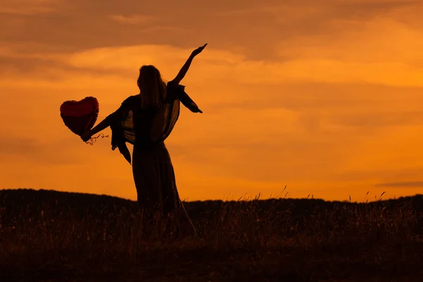 Silhouet Van Een Vrouw Met Hartvormige Ballon Kijkend Naar Prachtige — Stockfoto