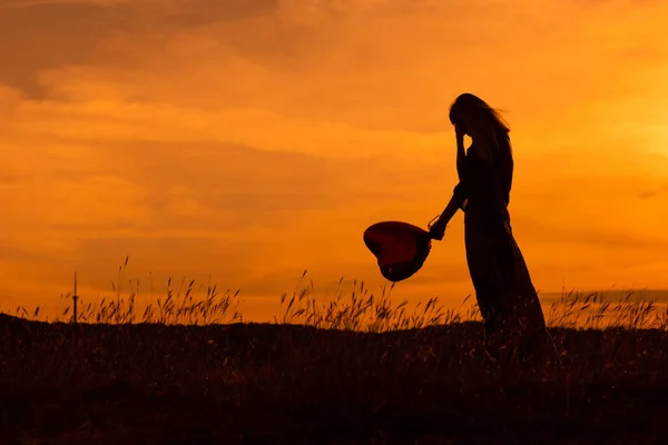 Silhueta Uma Mulher Triste Segurando Balão Forma Coração Pôr Sol — Fotografia de Stock