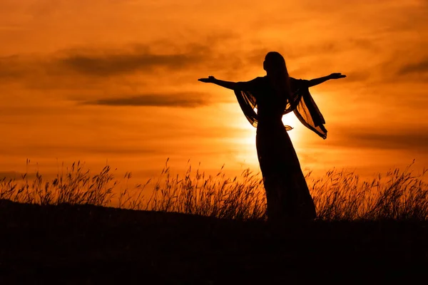 Silhuett Kvinna Med Utsträckta Armar Tittar Vacker Solnedgång — Stockfoto