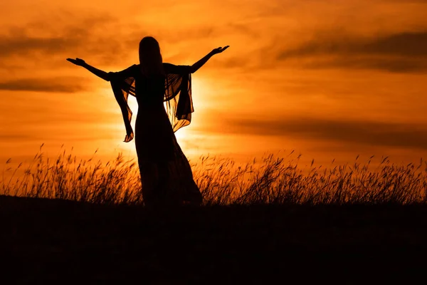 Силует Жінки Простягнутими Руками Дивиться Красивий Захід Сонця — стокове фото