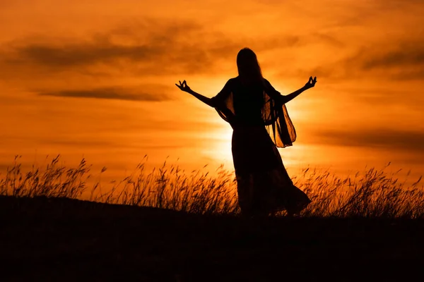 Silhueta Uma Mulher Gosta Meditar Pôr Sol Bonito — Fotografia de Stock