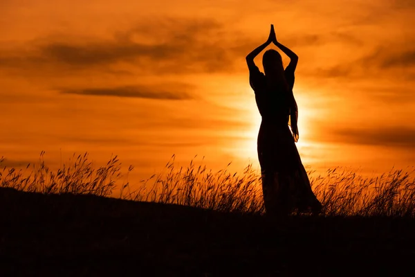 Silhueta Uma Mulher Gosta Meditar Pôr Sol Bonito — Fotografia de Stock