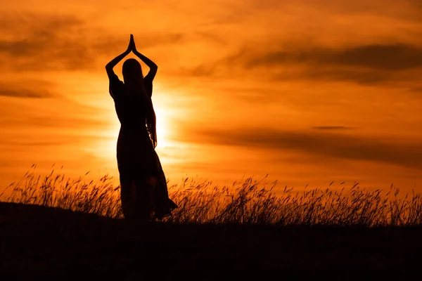 Silhouette Woman Enjoys Meditate Beautiful Sunset — Stock Photo, Image