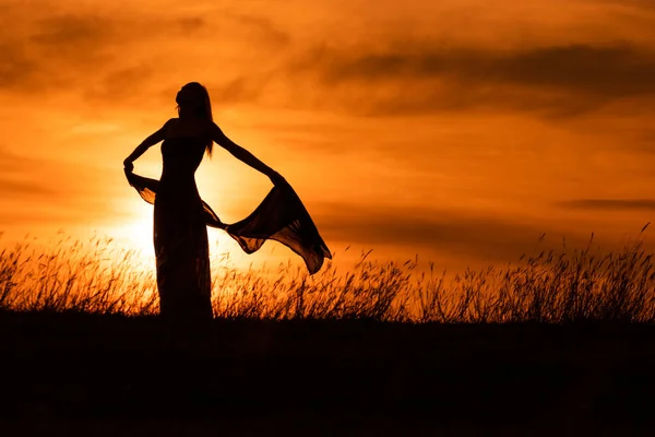 Mujer Feliz Bailando Sosteniendo Bufanda Mientras Disfruta Pasar Tiempo Atardecer — Foto de Stock