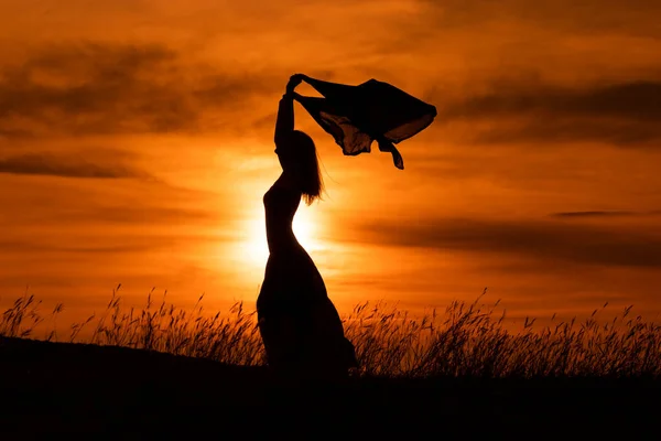 Mujer Feliz Bailando Sosteniendo Bufanda Mientras Disfruta Pasar Tiempo Atardecer —  Fotos de Stock