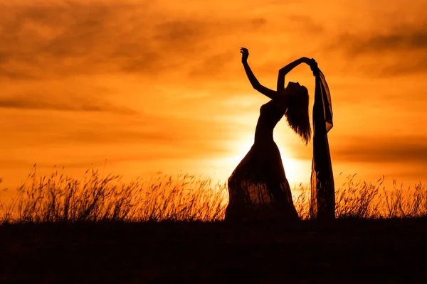 Счастливая Женщина Танцует Держит Шарф Наслаждаясь Временем Закате — стоковое фото