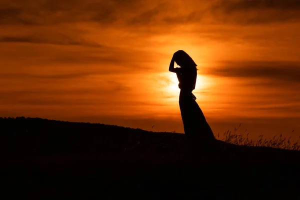 Silhouet Van Een Trieste Vrouw Die Bij Zonsondergang Staat — Stockfoto