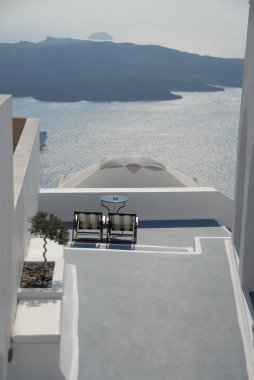 Yunanistan 'ın Santorini adasında panoramik manzaralı bir teras
