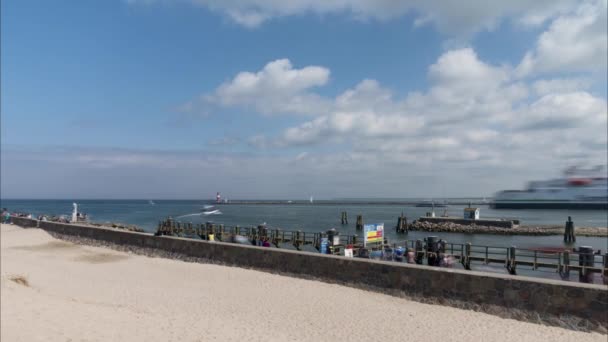 Warnemunde, Germania - 12 maggio 2018: L'ingresso del porto da Warnemunde nel Mar Baltico vicino alla città di Rostock. Meclemburgo-Pomerania Anteriore . — Video Stock