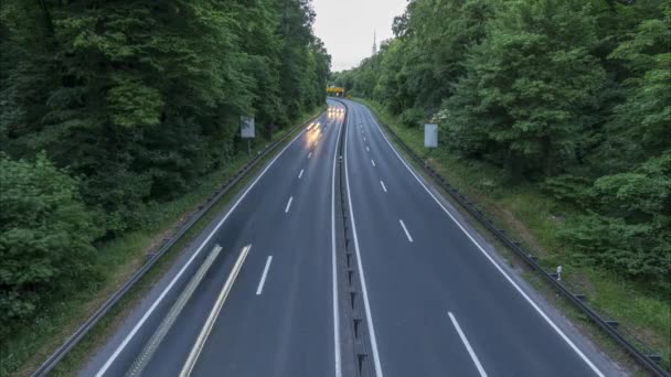 Autobahn A37 und Verkehr in der Dämmerung, Zeitraffer. Deutschland. Niedersachsen. — Stockvideo