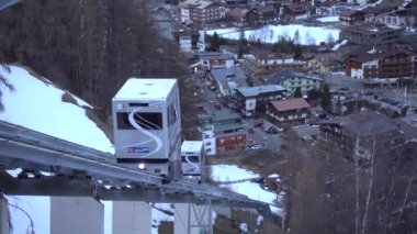 Soelden, Avusturya - 30 Mart 2018: Füniküler bir popüler kayak merkezinde Soelden Avusturya