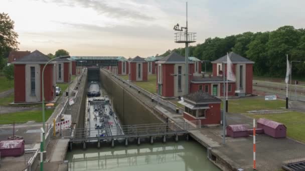 Hannover, Duitsland - 20 mei 2018: Anderten Lock op het Midland kanaal in de buurt van Hannover, Duitsland. Time-lapse. — Stockvideo