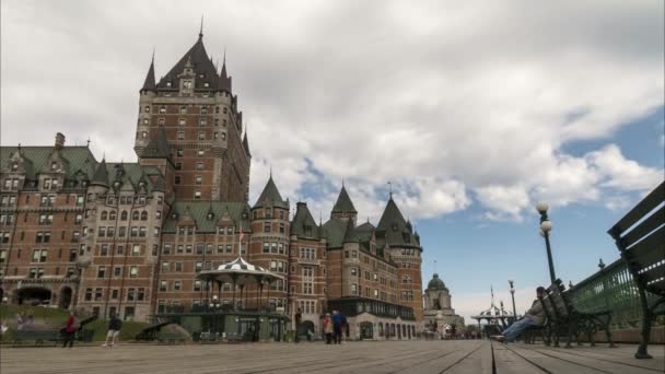 Prodleva zobrazení Quebec City boardwalk s slavný hotel Chateau Frontenac — Stock video