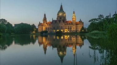 New City Hall, akşamları suya yansıtan Hannover. Zaman atlamalı.